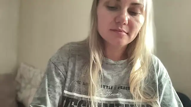 Snapshot of MonicaSweett chatting on October 2025 09:17:02 AM MonicaSweett online show from October 2025 09:17:02 AM