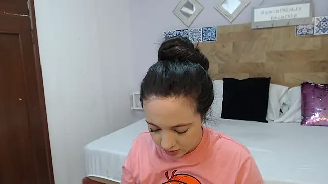 Snapshot of ScarletLevis chatting on September 2025 10:05:01 AM ScarletLevis online show from September 2025 10:05:01 AM