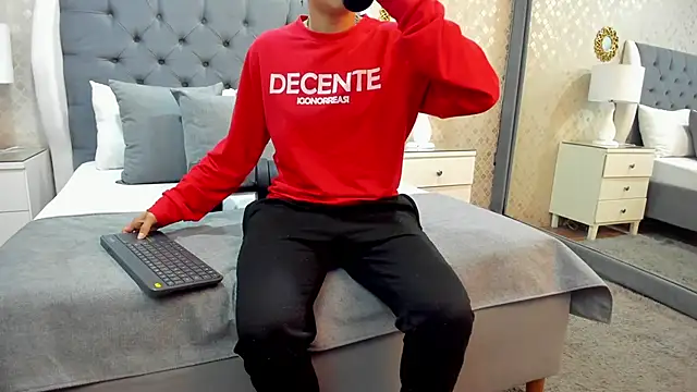 ZoeKrug online show from September 2025 12:40:02 PM