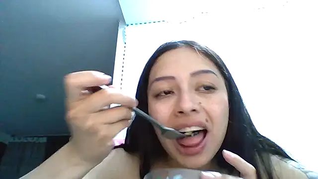 Snapshot of sara_gomez1_ chatting on May 2026 12:18:01 AM sara gomez1 online show from May 2026 12:18:01 AM