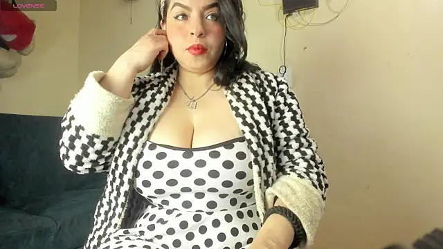 angela suaza online show from October 2025 02:01:02 AM