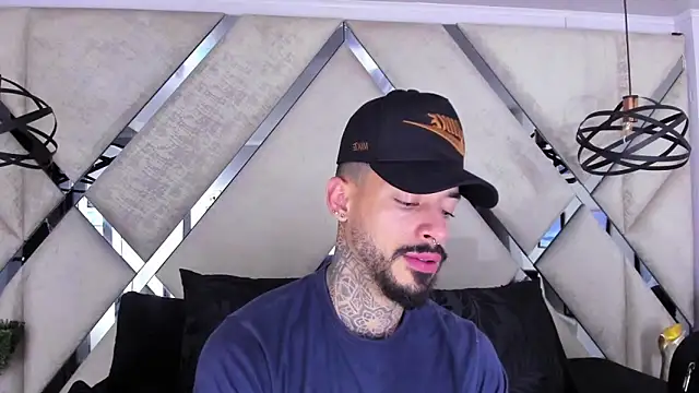 VinzenzRizzo online show from November 2025 04:01:02 AM