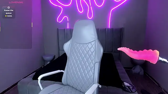 Sabrina bloom online show from September 2025 01:11:02 PM