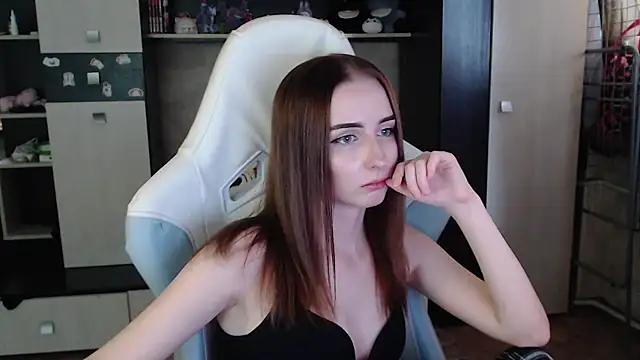 Cutti Crystal online show from November 2025 06:58:02 AM