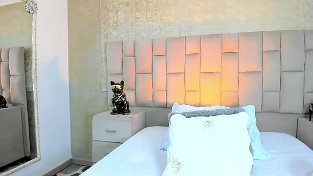 cloesummerr  online show from November 2025 01:33:01 PM