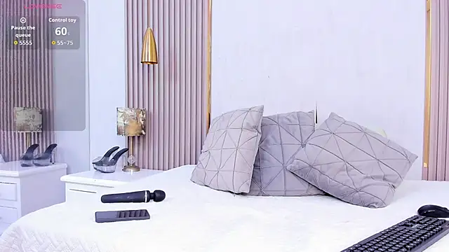 Skylar Smith  online show from October 2025 01:01:01 PM