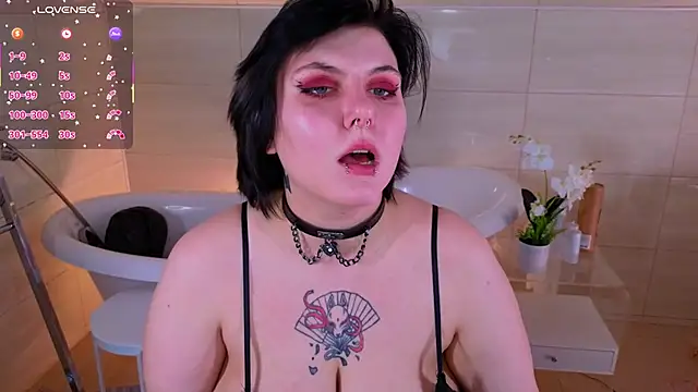 bluelunaray online show from October 2025 10:54:02 AM