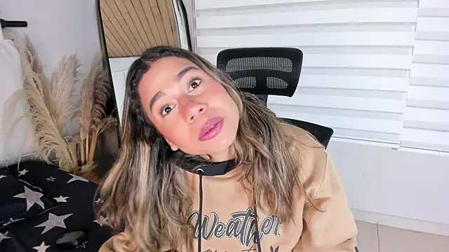 Rachell criss online show from November 2025 04:01:02 AM