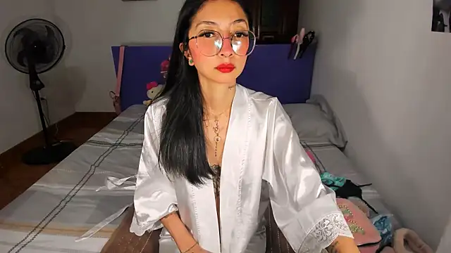 Snapshot of Anais_lux chatting on May 2026 11:01:04 PM Anais lux online show from May 2026 11:01:04 PM