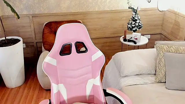 Skyyle  online show from December 2025 01:28:02 PM