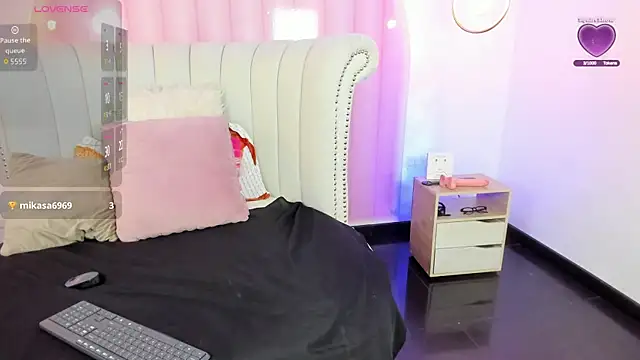 Mia Elan online show from October 2025 07:00:01 PM