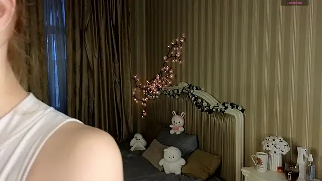 Juuulia  online show from December 2025 12:31:02 PM