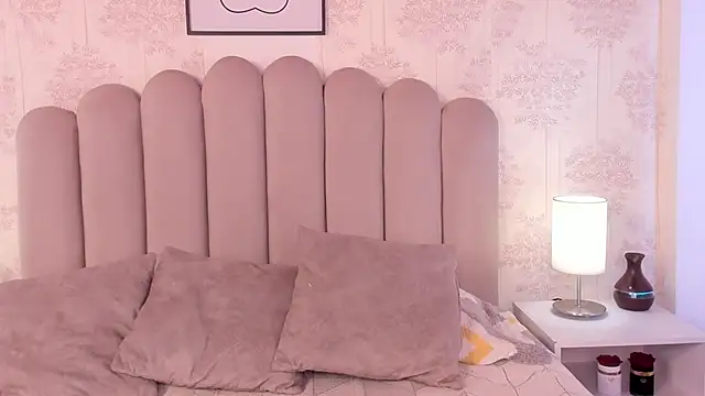 ShaynaHosk online show from October 2025 01:46:02 PM