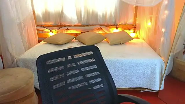 loreaniss online show from October 2025 07:46:02 PM