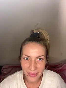 Snapshot of StellaWeb chatting on November 2025 08:53:01 PM StellaWeb online show from November 2025 08:53:01 PM