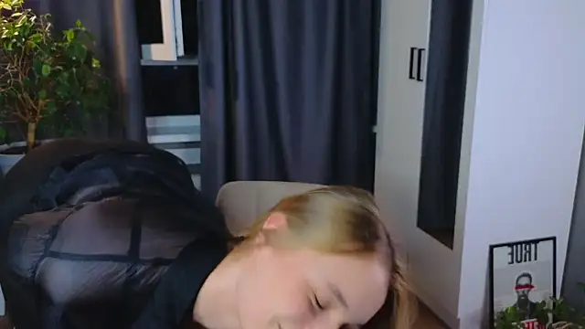 lisa schiele online show from October 2025 08:29:02 PM