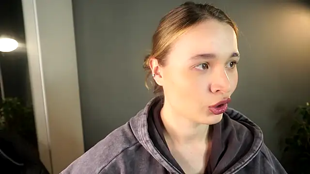 lisa schiele online show from December 2025 09:01:02 PM