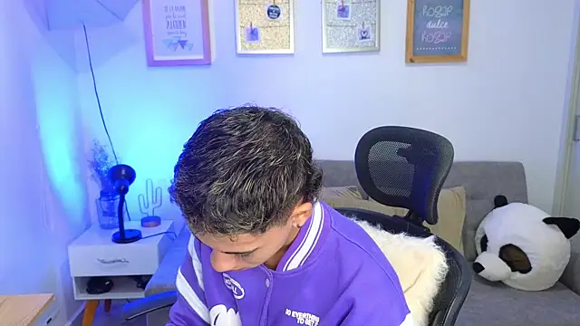 yulian vasquez online show from November 2025 12:16:01 PM