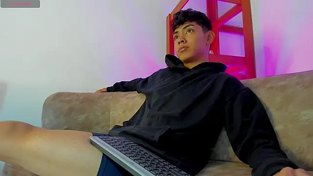 LoganTwink18 online show from December 2025 01:40:02 PM