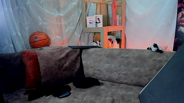 LoganTwink18 online show from April 2026 02:28:01 PM