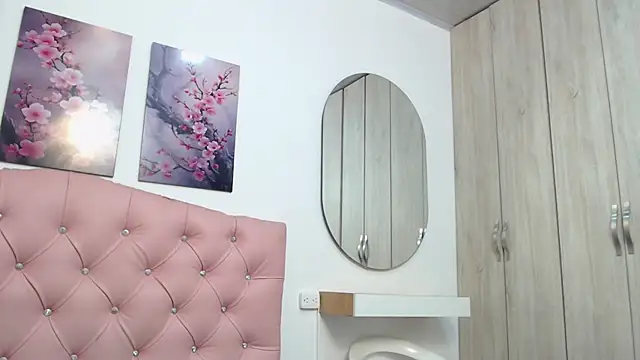 pinky f00x online show from December 2025 07:18:01 PM