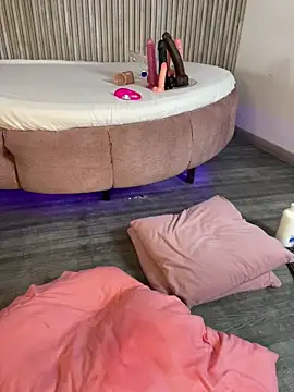 Saracooper   online show from April 2026 07:45:01 AM