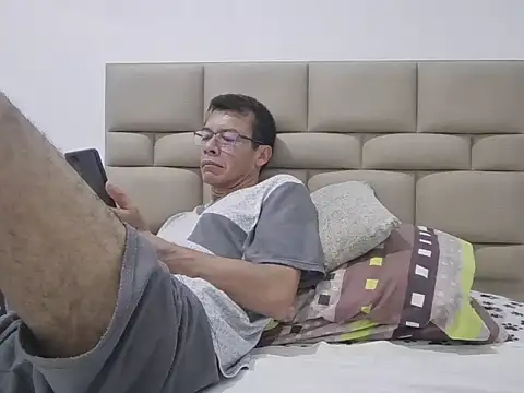 skinnylatino51 online show from April 2026 12:33:01 AM