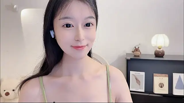 Onechestnut online show from October 2025 12:33:01 PM