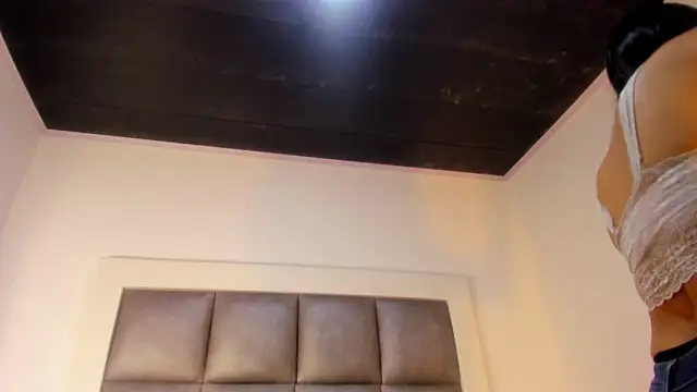 Mia lopez   online show from September 2025 01:03:01 PM