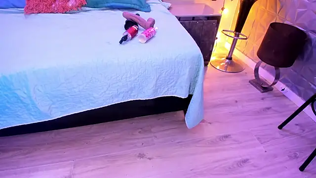 Scarletbigbug online show from September 2025 06:35:01 PM