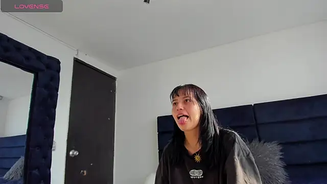 CHARLOTTE KNOX online show from October 2025 12:05:01 PM