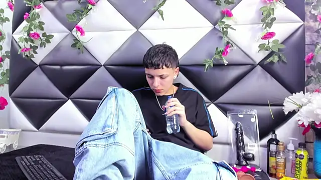 Megan Thompson  online show from October 2025 02:20:01 AM