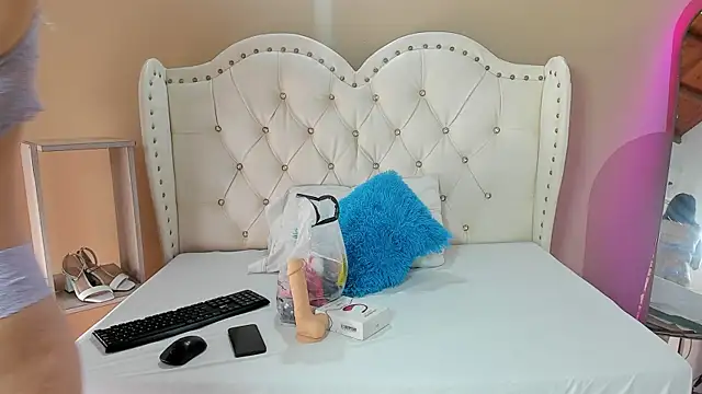 Alison Milk online show from October 2025 01:22:01 PM