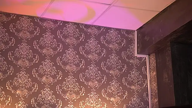 AlmaVelia online show from November 2025 07:39:02 PM