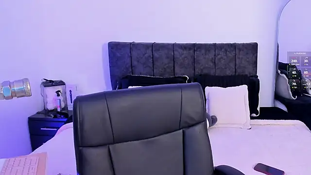 Taylormaxwell online show from April 2026 08:31:02 PM