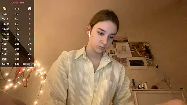 Snapshot of DanaCore chatting on October 2025 04:25:02 PM DanaCore online show from October 2025 04:25:02 PM