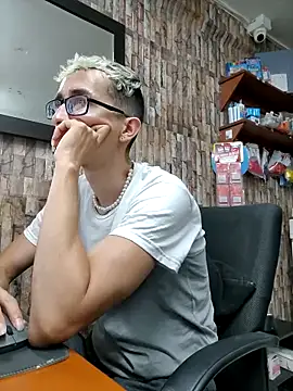 Snapshot of moorejhosua chatting on October 2025 10:05:01 PM moorejhosua online show from October 2025 10:05:01 PM