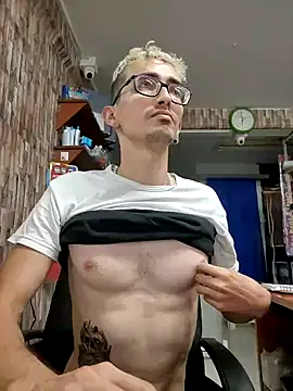 Snapshot of moorejhosua chatting on October 2025 10:52:01 PM moorejhosua online show from October 2025 10:52:01 PM