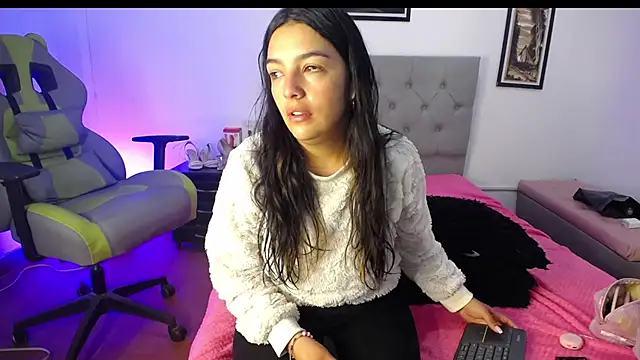 Esmeraldaa- online show from October 2025 04:32:01 AM