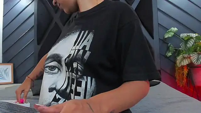 zoe martins  online show from October 2025 05:21:02 PM