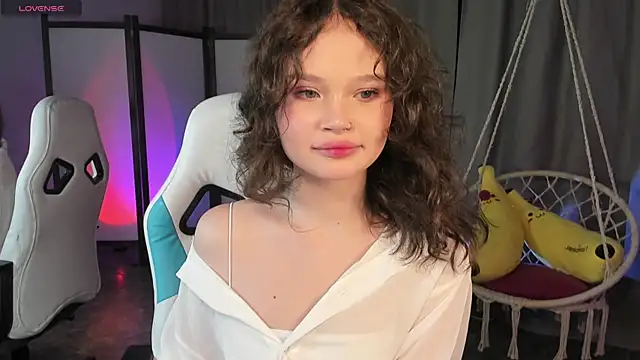 Snapshot of EmilyChaves chatting on October 2025 02:27:01 PM EmilyChaves online show from October 2025 02:27:01 PM