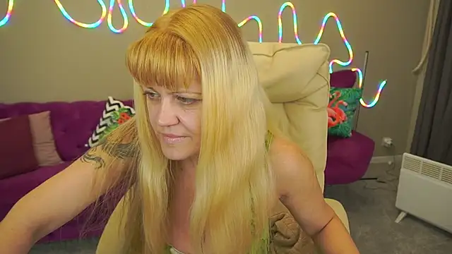 Snapshot of BellaLaPetit chatting on October 2025 01:40:02 PM BellaLaPetit online show from October 2025 01:40:02 PM