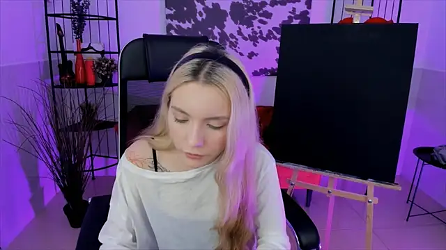 AuroraWrenfield online show from October 2025 07:48:01 AM