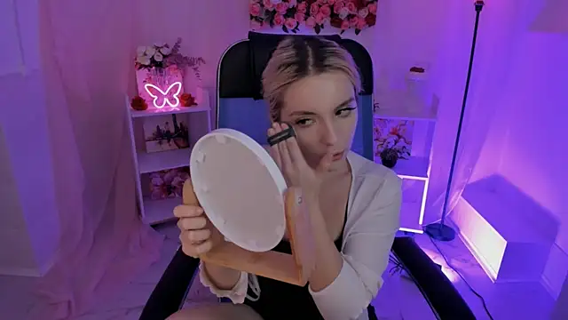 AuroraWrenfield online show from October 2025 04:43:02 AM