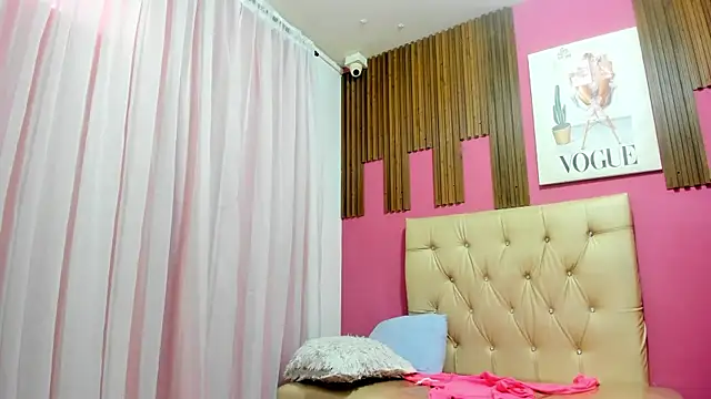 Lucia Spear online show from November 2025 01:23:01 PM