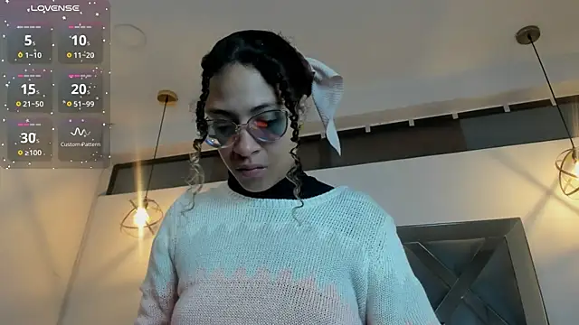 Hanna Cornee  online show from November 2025 01:22:01 PM