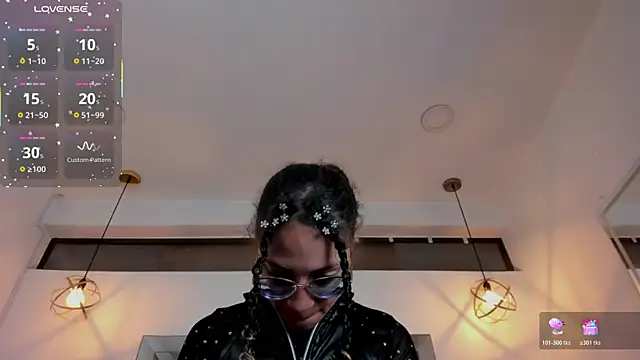 Hanna Cornee  online show from December 2025 02:12:02 PM