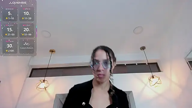 Hanna Cornee  online show from December 2025 01:51:01 PM