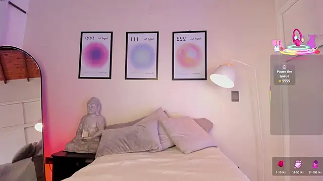 Snapshot of AriaMuse chatting on October 2025 09:22:01 PM AriaMuse online show from October 2025 09:22:01 PM