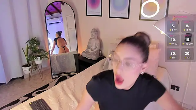 Snapshot of AriaMuse chatting on October 2025 07:59:01 PM AriaMuse online show from October 2025 07:59:01 PM